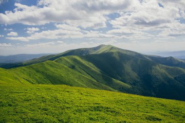 Gün batımları dağların üzerinde güzel, güzel Karpatlar, bulutların içindeki dağlar, şelale, yakın çekim.