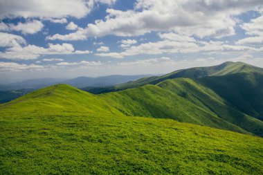 Gün batımları dağların üzerinde güzel, güzel Karpatlar, bulutların içindeki dağlar, şelale, yakın çekim.