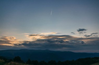 Gün batımları dağların üzerinde güzel, güzel Karpatlar, bulutların içindeki dağlar, şelale, yakın çekim.