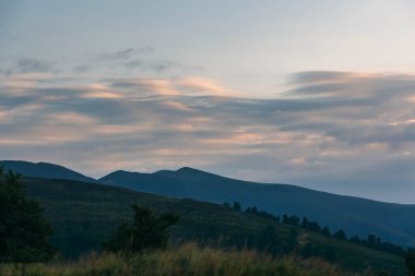 Gün batımları dağların üzerinde güzel, güzel Karpatlar, bulutların içindeki dağlar, şelale, yakın çekim.