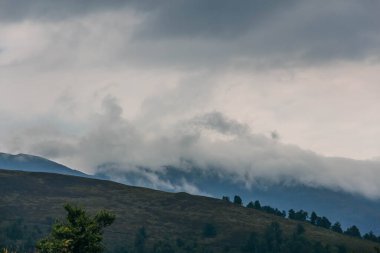 Gün batımları dağların üzerinde güzel, güzel Karpatlar, bulutların içindeki dağlar, şelale, yakın çekim.