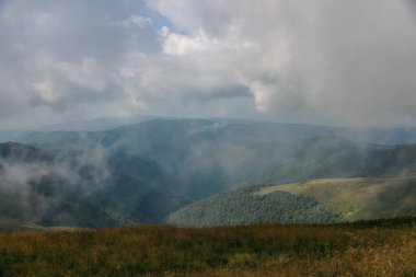 Gün batımları dağların üzerinde güzel, güzel Karpatlar, bulutların içindeki dağlar, şelale, yakın çekim.