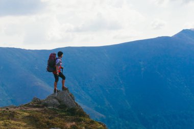 Dağlara bakan yürüyüşçü kadın.