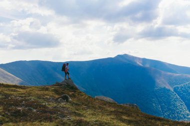 Dağlara bakan yürüyüşçü kadın.