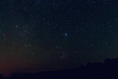 Karpat köyünün üzerinde gece gökyüzü
