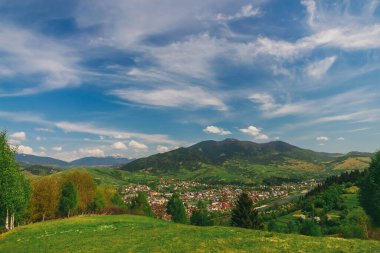 Gün batımları dağların üzerinde güzel, güzel Karpatlar, bulutların içindeki dağlar, şelale, yakın çekim.