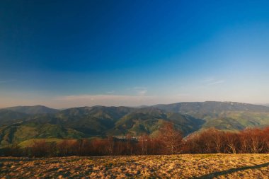 Gün batımları dağların üzerinde güzel, güzel Karpatlar, bulutların içindeki dağlar, şelale, yakın çekim.