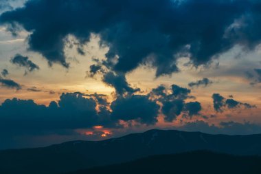 Gün batımları dağların üzerinde güzel, güzel Karpatlar, bulutların içindeki dağlar, şelale, yakın çekim.