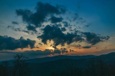 Gün batımları dağların üzerinde güzel, güzel Karpatlar, bulutların içindeki dağlar, şelale, yakın çekim.