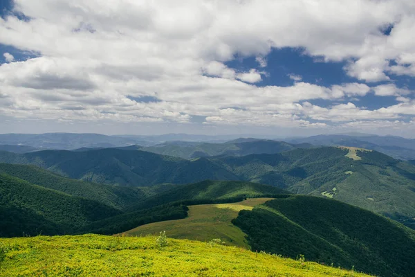 Gün batımları dağların üzerinde güzel, güzel Karpatlar, bulutların içindeki dağlar, şelale, yakın çekim.