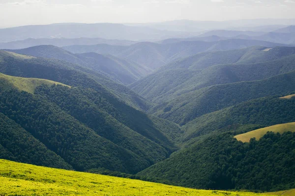 Gün batımları dağların üzerinde güzel, güzel Karpatlar, bulutların içindeki dağlar, şelale, yakın çekim.