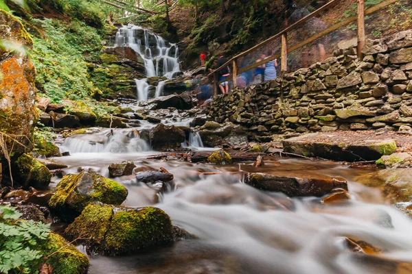 Pôr Sol Belamente Sobre Montanhas Belas Cárpatos Montanhas Nuvens Cachoeira — Fotografia de Stock