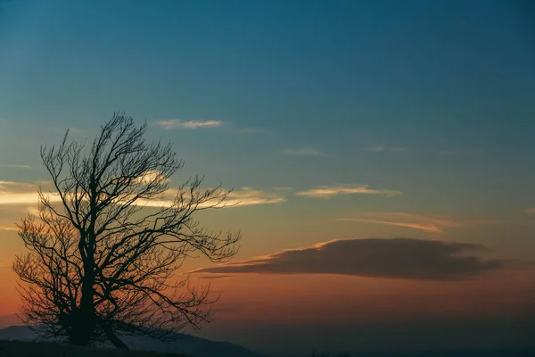 Pôr Sol Belamente Sobre Montanhas Belas Cárpatos Montanhas Nuvens Cachoeira — Fotografia de Stock