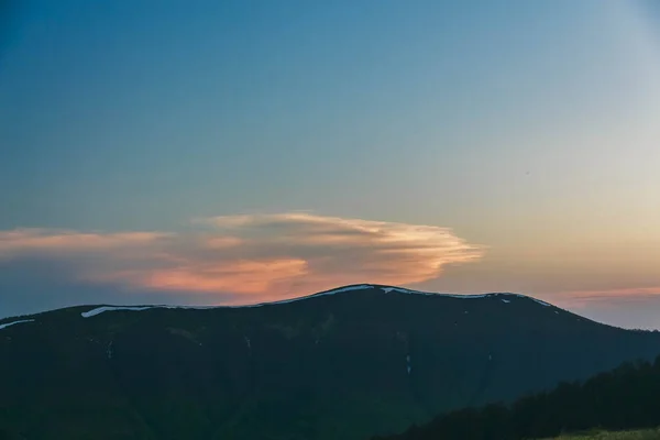 山の上の美しい夕日 美しいカルパティア 雲の中の山 クローズアップ — ストック写真