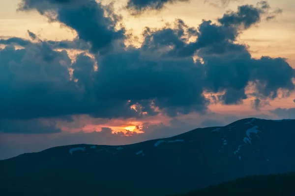 Gün batımları dağların üzerinde güzel, güzel Karpatlar, bulutların içindeki dağlar, şelale, yakın çekim.