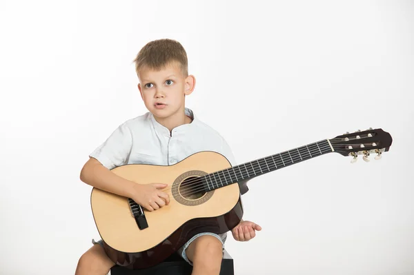 Chlapec s kytarou — Stock fotografie