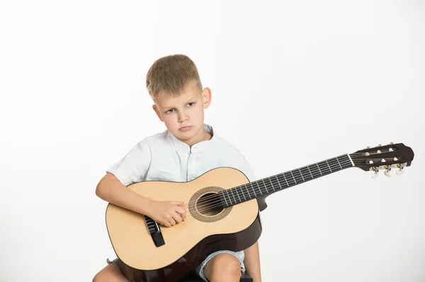 Αγόρι με κιθάρα — Φωτογραφία Αρχείου