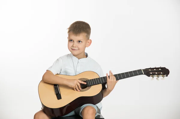 Мальчик с гитарой — стоковое фото