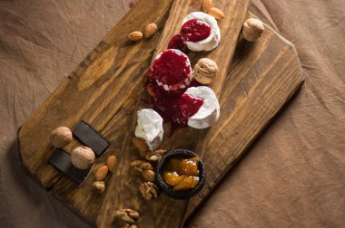 ev yapımı peynir ahşap tabak üzerinde hizmet