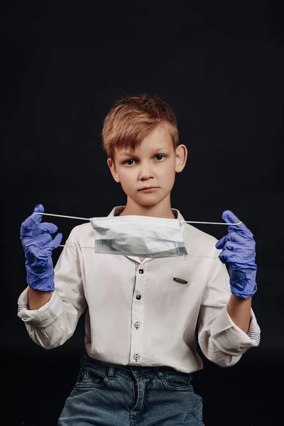 Pojke Bär Medicinsk Mask Förhindra Virus — Stockfoto