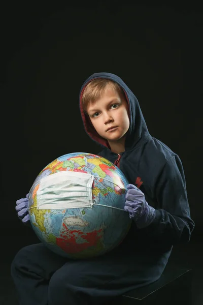 Jongen Houdt Wereld Zijn Handen Beschermt Hem Met Medicijnmasker — Stockfoto