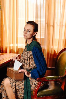 Soyutlanmışken şık giyinen güzel bir kız.