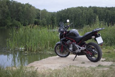 Kirli bir alanda hiper moto.