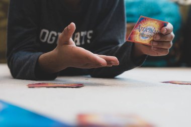 Masa oyunu oynayan çocuklar - Ekspres - evde. 