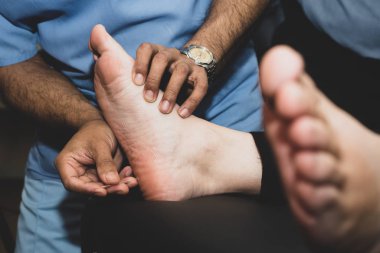 Bir hastanın üzerinde akupunktur tekniğini gösteren bir terapist.. 