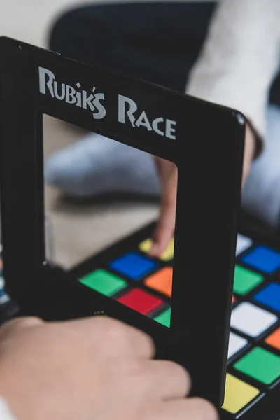 Crianças Jogando Uma Versão Bidimensional Famoso Cubo Rubik — Fotografia de Stock