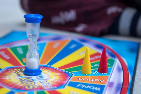 Crianças Jogando Jogo Tabuleiro Articular Casa — Fotografia de Stock