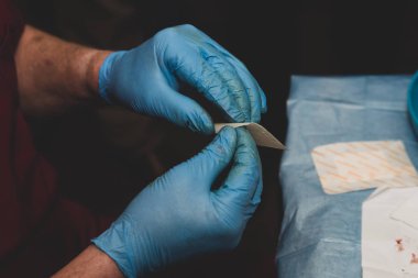 Bir cerrah ya da ayak hastalıkları uzmanı ayağından küçük bir ameliyat yapıyor.. 