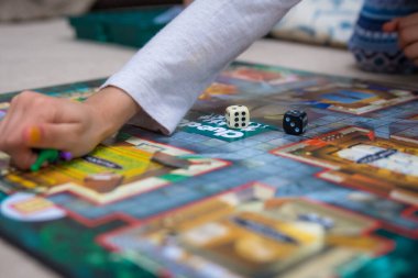 Leicester, Birleşik Krallık. 24 Nisan 2020. Zar oyunu Cluedo, halı zeminine yerleştirilmiş. Anthony Pratt tarafından Birmingham, İngiltere 'de icat edildi.. 