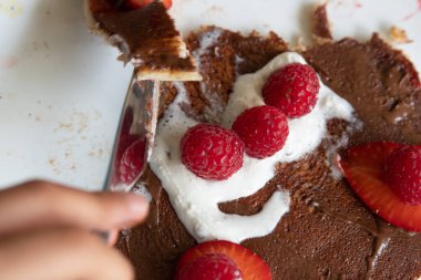 Fındıklı ve kremalı bir krepte ahududu ve çilek. 