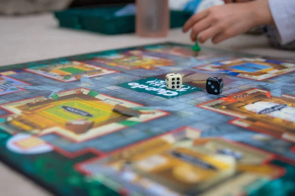 Leicester, Birleşik Krallık. 24 Nisan 2020. Zar oyunu Cluedo, halı zeminine yerleştirilmiş. Anthony Pratt tarafından Birmingham, İngiltere 'de icat edildi.. 