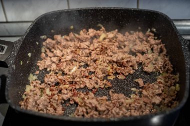 Kavanozda soğanlı kıyma.