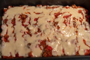 İtalyan ev yapımı lazanya pişirmek.