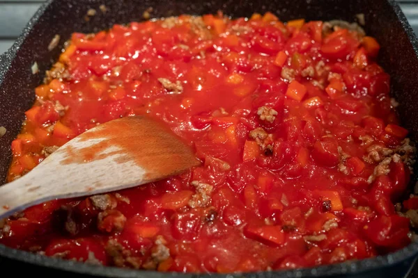 Čerstvá rajčatová omáčka na lasagne — Stock fotografie