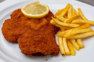 Patates kızartmalı Viyana şnitzeli.