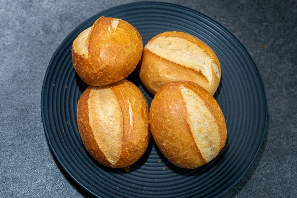 Een Paar Vers Gebakken Broodjes Donkere Achtergrond — Stockfoto