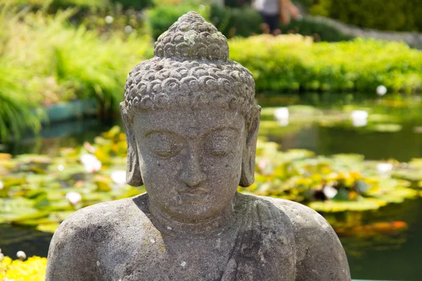 Kadın Budha heykelini portre kapatın. Konsept: Meditasyon, din, eski.