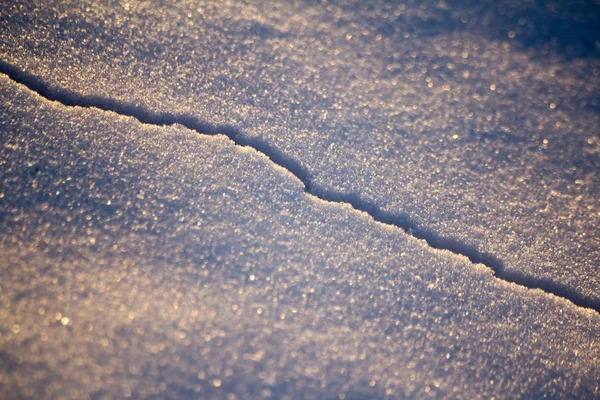 Crack dans la neige sur un coucher de soleil — Photo