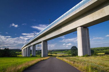 Bir yeni inşa edilen köprü altında yolu