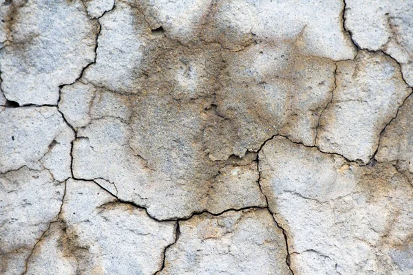 Pared agrietada de hormigón dramático húmedo —  Fotos de Stock