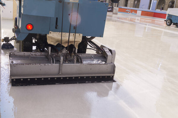 Замбони очищает лёд для фигурного катания
