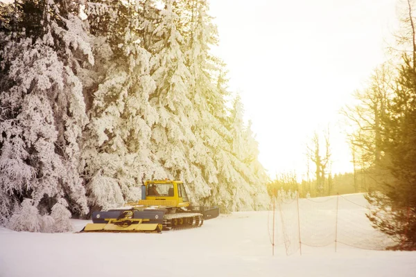 Nettoyage machine bulldozer préparation piste de ski pour le ski — Photo