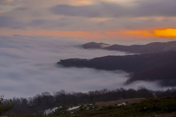 Foggy mountains at sunrise at long exposure — Zdjęcie stockowe