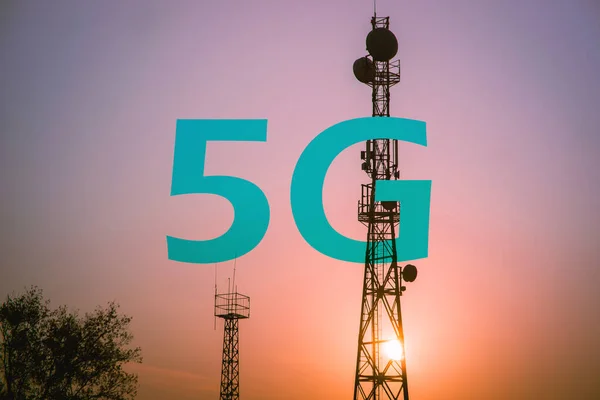 5G-Funkmast mit Antennen zur Abdeckung — Stockfoto