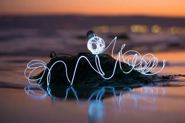 海滩的聪明灯泡 具有生态影响的新技术 — 图库照片
