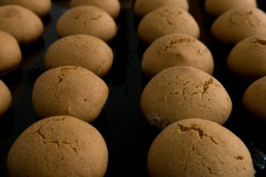 Siyah arka planda ev yapımı ballı kurabiyeler. Gıda modeli konsepti